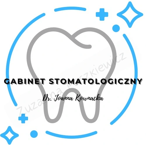 Na środku jest biały ząb z szarym obramowaniem. Dookoła zęba jest okrąg o kolorze niebieskim. Na środku jest napis Gabinet stomatologiczny. Poniżej jest napis Dr.Joanna Kownacka.